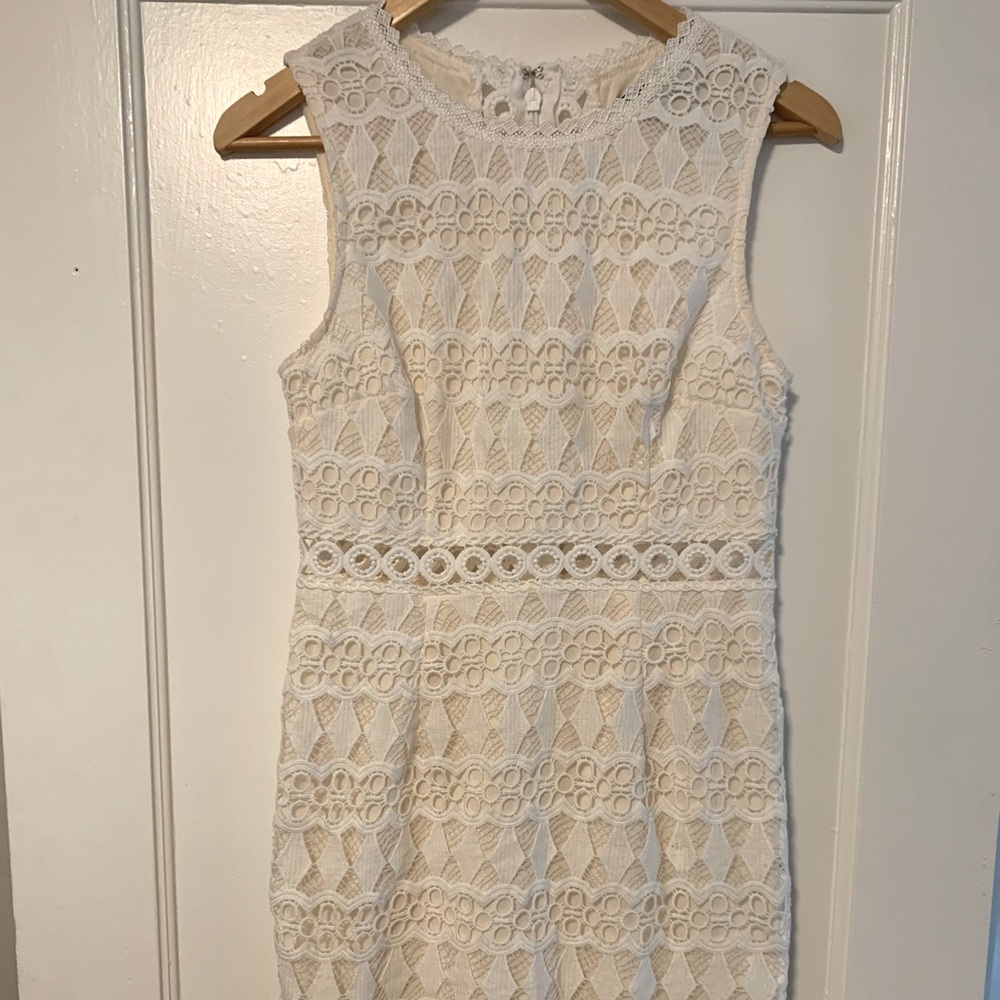 Lulu’s white lace dress